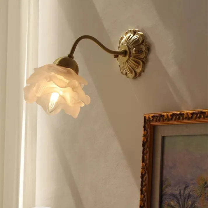 BlossomGlow | Vintage miedziany kinkiet z płatkami kwiatów