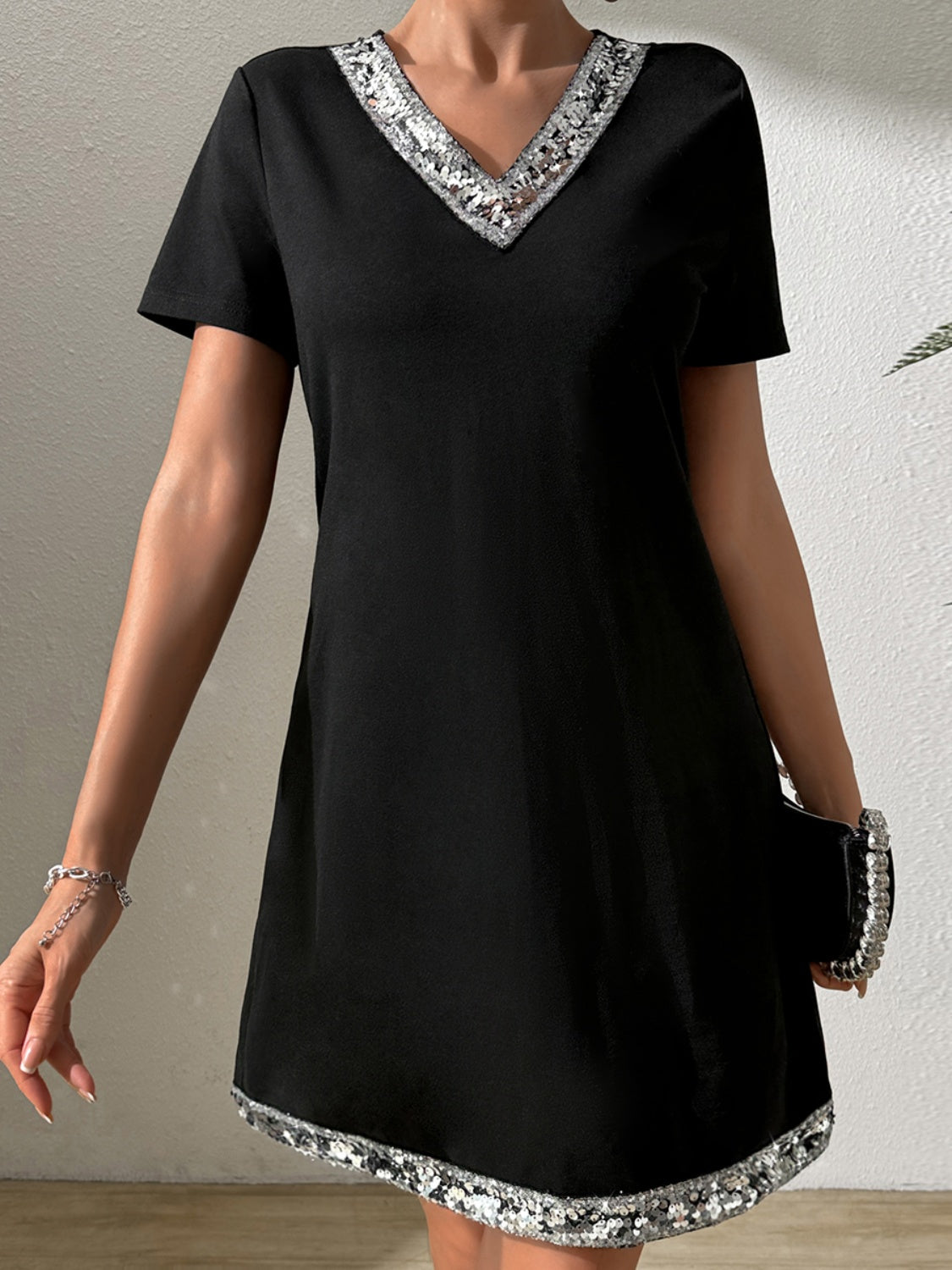 LB | Cekinowa sukienka mini z krótkim rękawem V-neck
