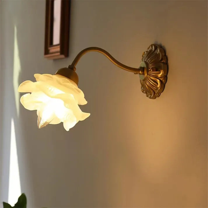 BlossomGlow | Vintage miedziany kinkiet z płatkami kwiatów