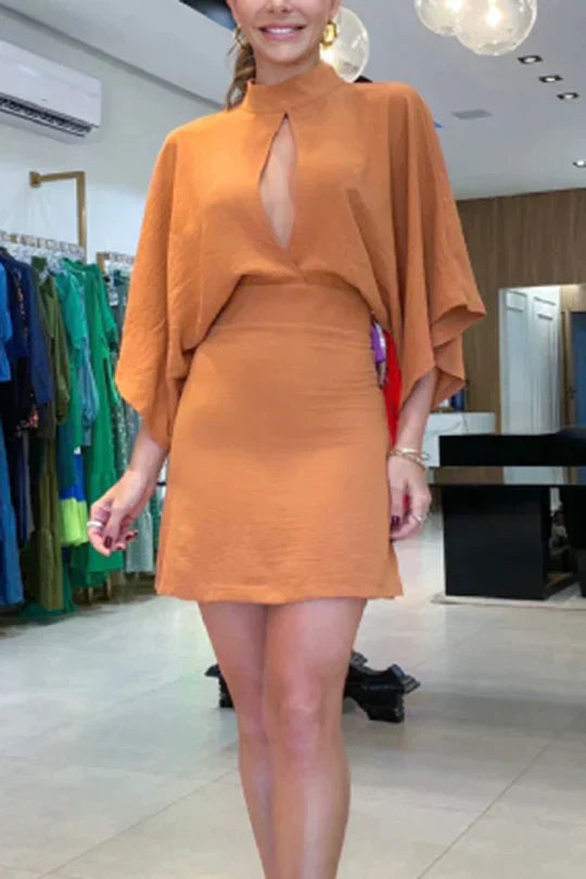 LB | Model z wycięciem z przodu i szerokimi rękawami Sukienka mini