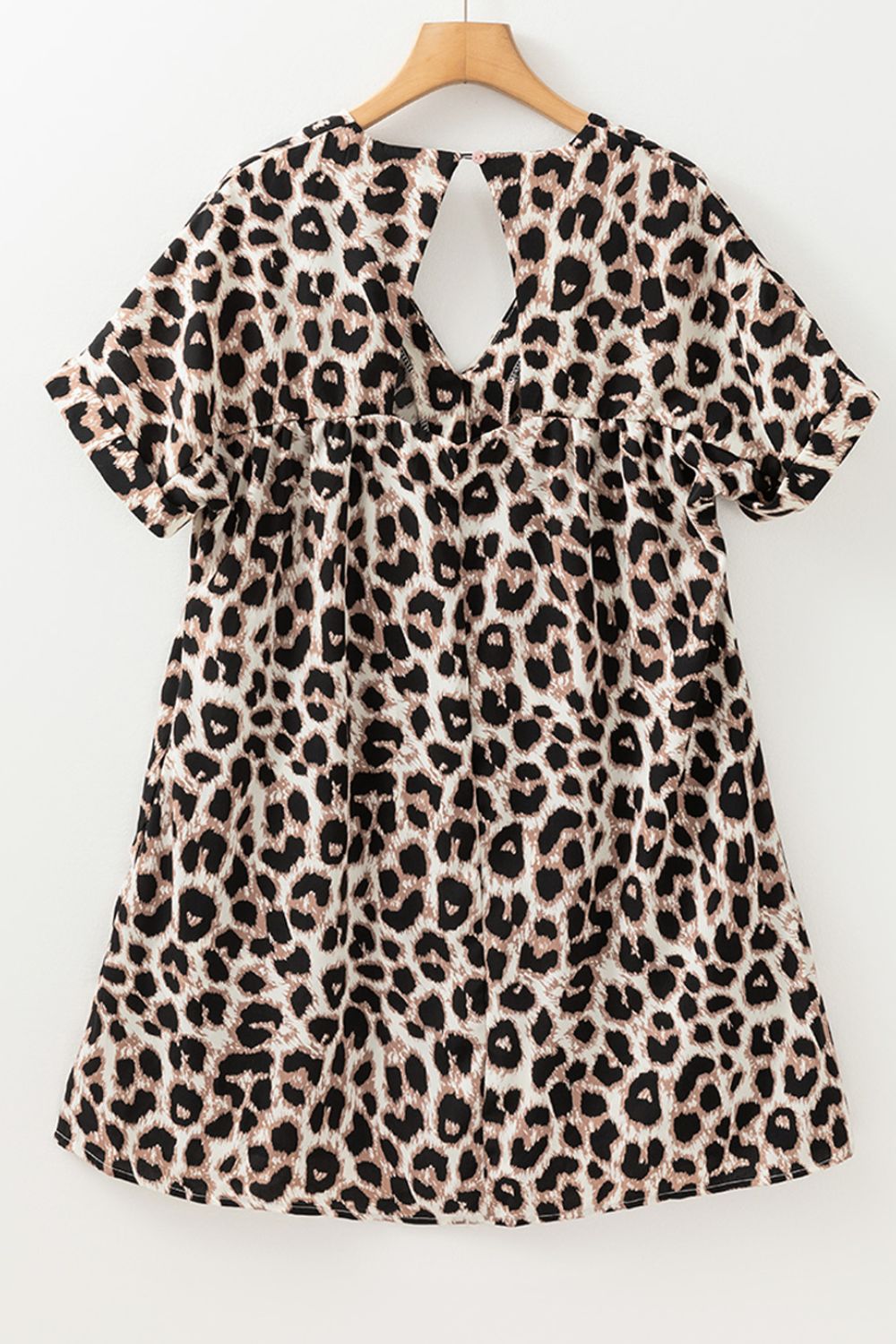 LB | Sukienka mini z krótkim rękawem z wycięciem z tyłu w panterkę V-neck