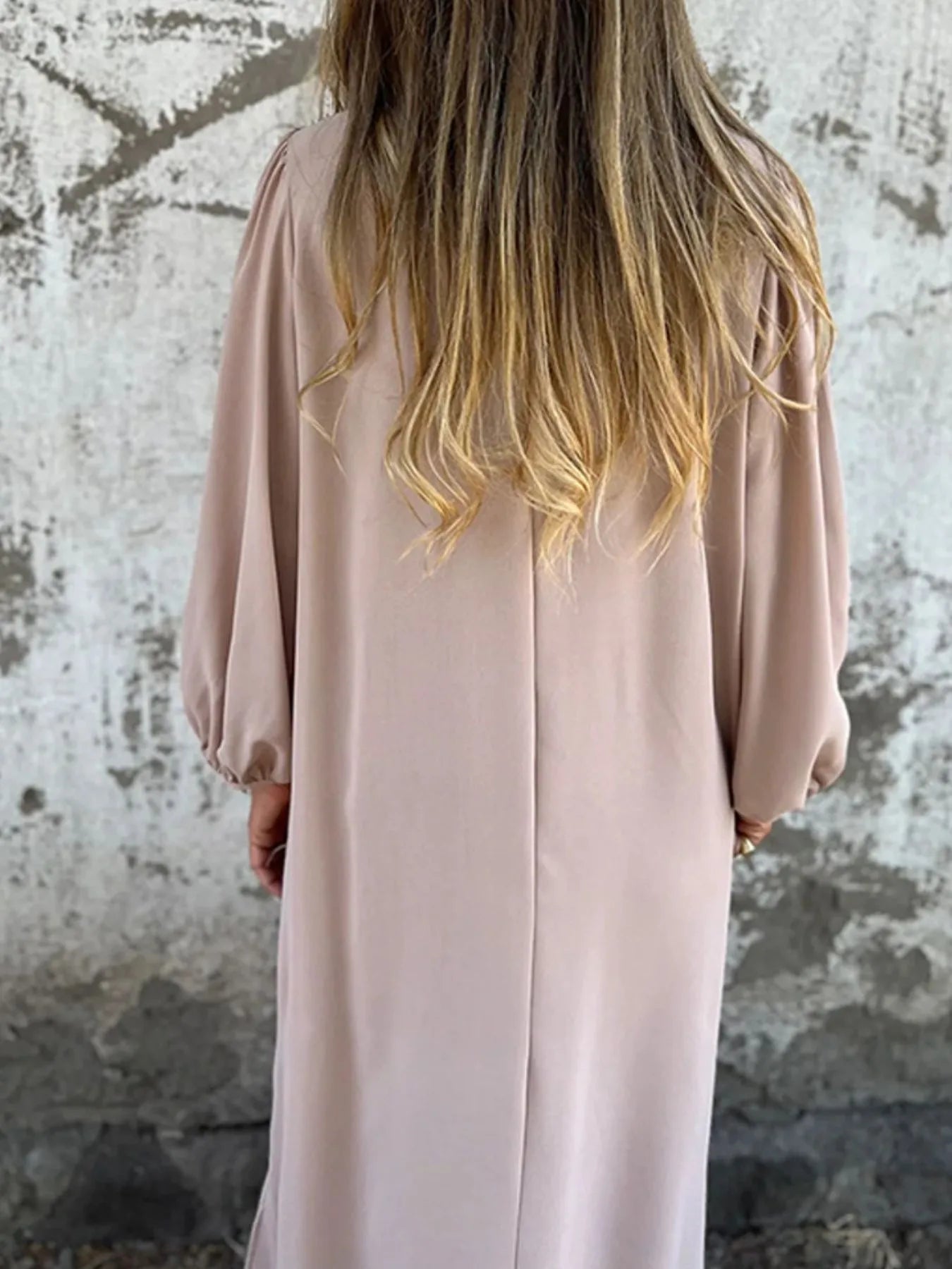 LB | Full Size Sukienka midi z rozcięciem pod szyją i balonowym rękawem Plus Size