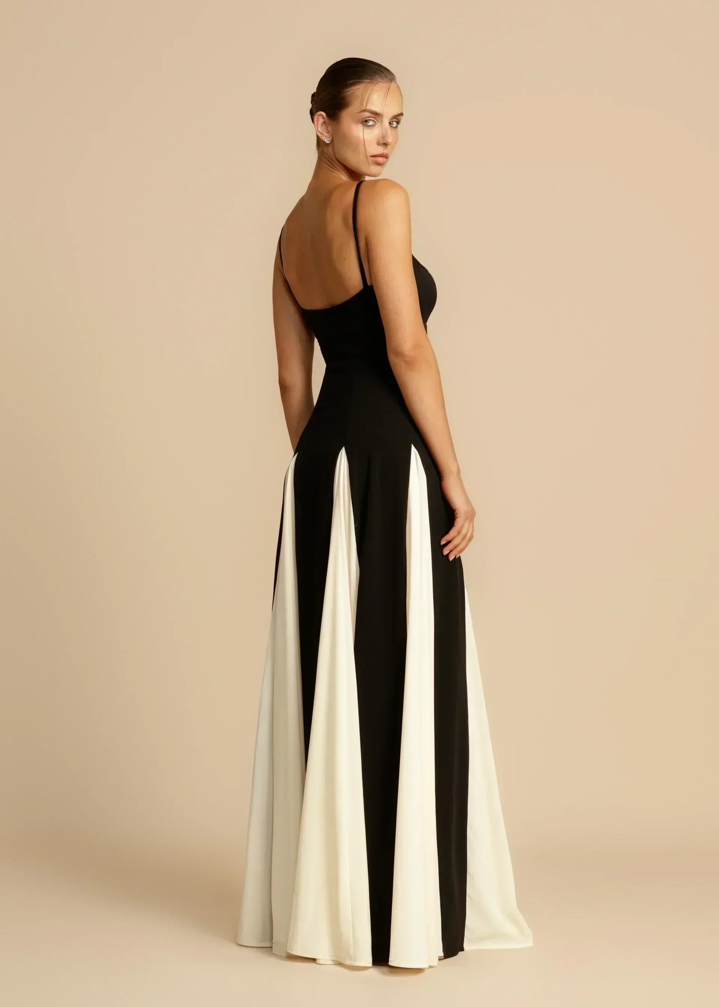 LB | Elegancka sukienka maxi z kontrastowymi falbanami