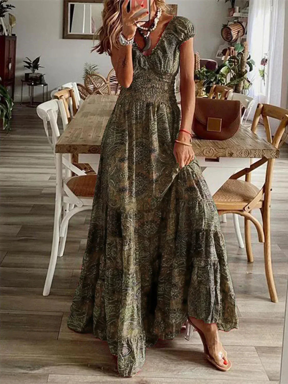 AS | Duża sukienka z dekoltem w szpic i krótkimi rękawami