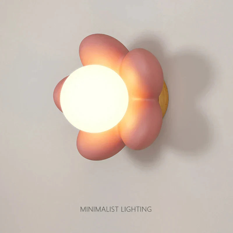 FloralGlimmer - Lampa ścienna z kremowym kwiatem
