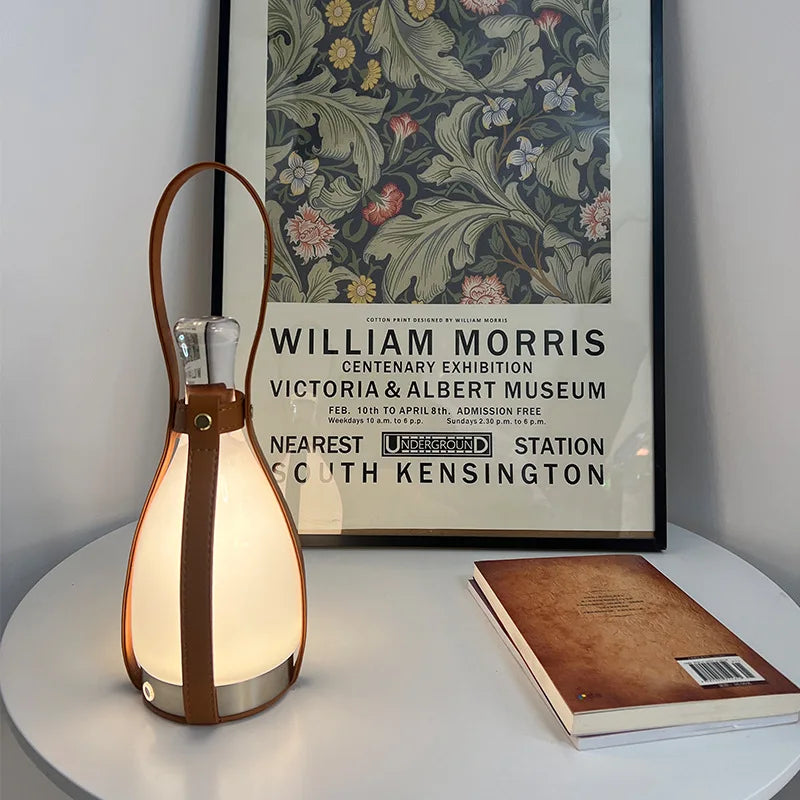 LeatherLuxe - butelkowa lampa nordycka