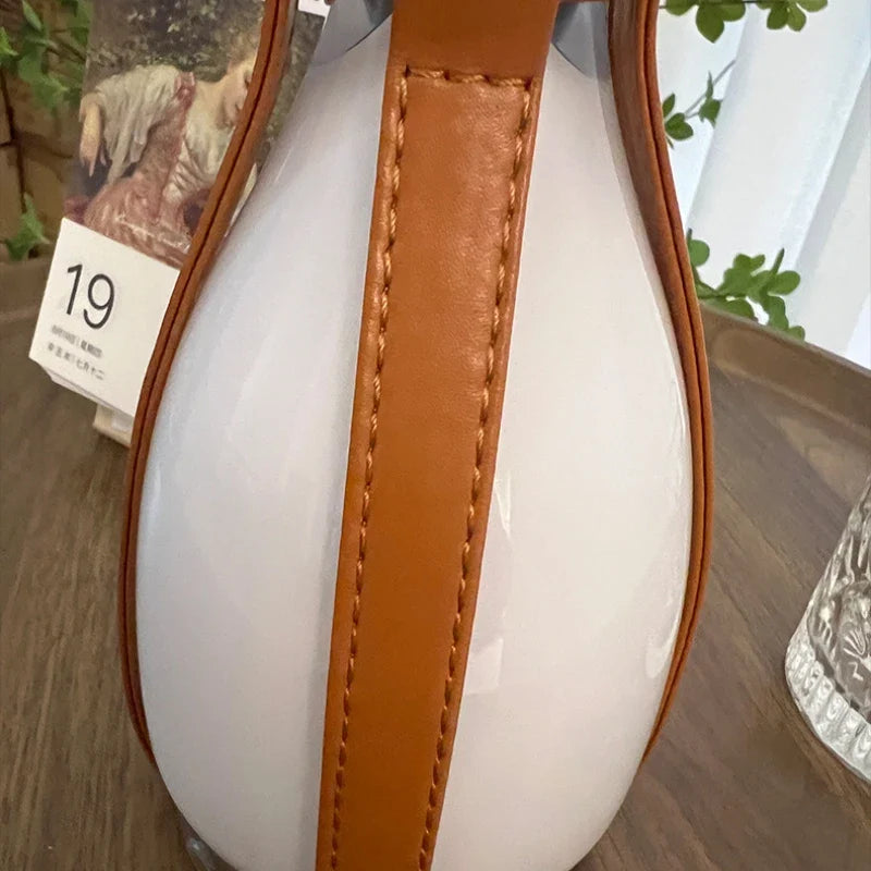 LeatherLuxe - butelkowa lampa nordycka