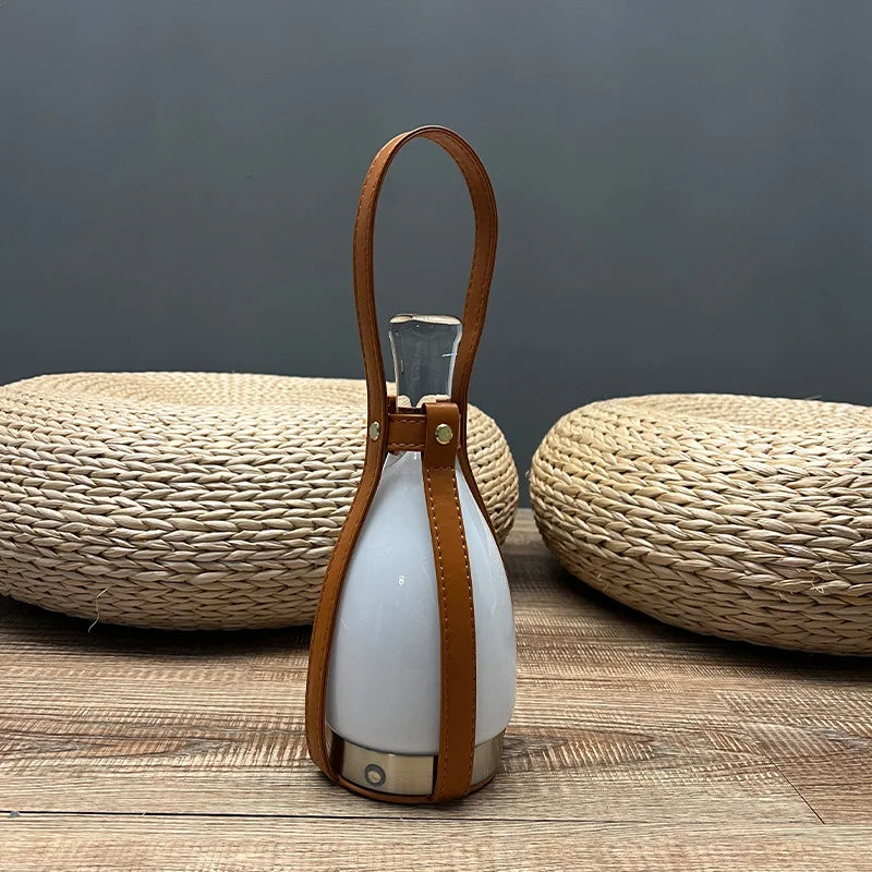 LeatherLuxe - butelkowa lampa nordycka