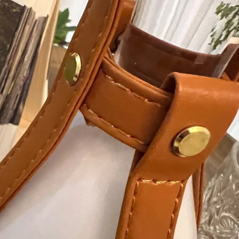LeatherLuxe - butelkowa lampa nordycka