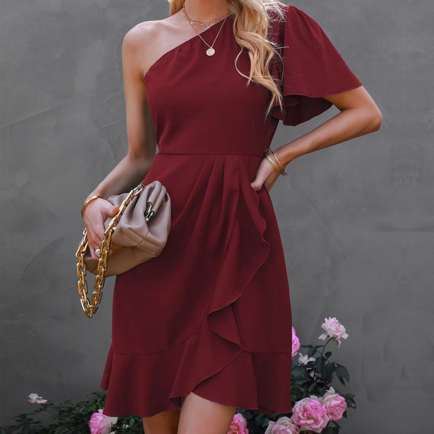 LB | Elegancka sukienka mini na jedno ramię