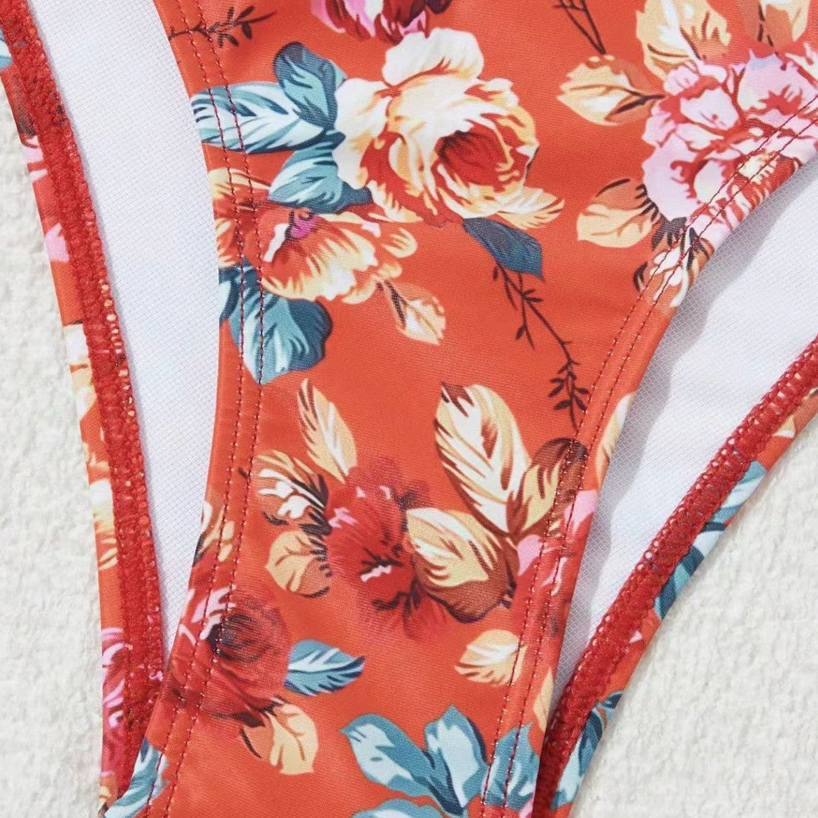 Płynny i fantastyczny Bikini