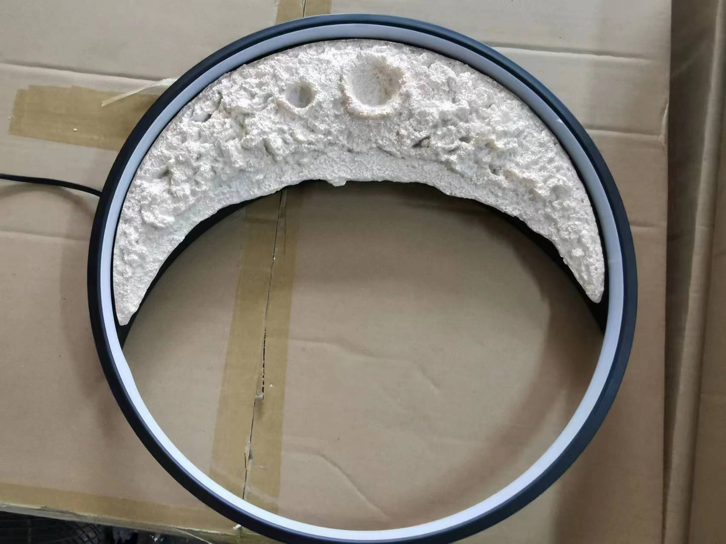 LunarGlow | Lampa ścienna zapewniająca niebiańską elegancję
