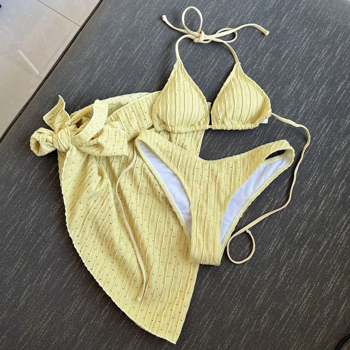 Wypolerowany i figlarny Bikini