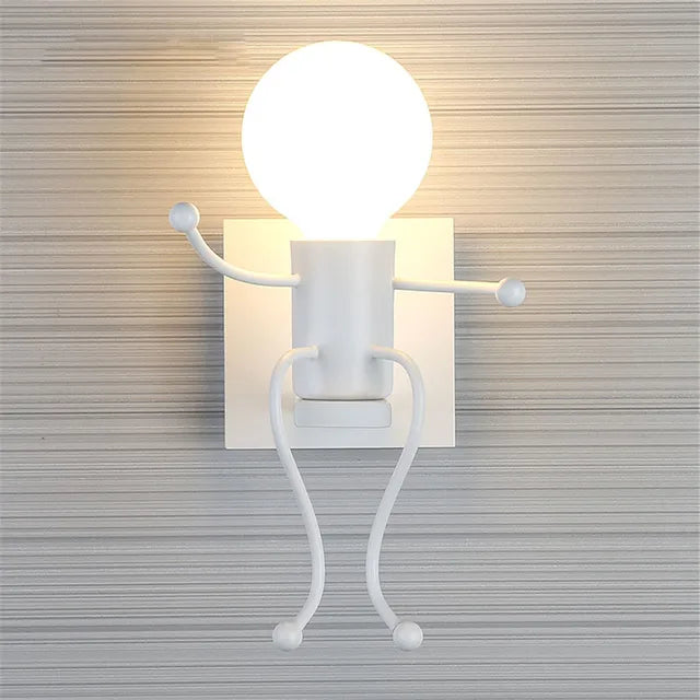 IronBuddy - kreatywna lampa ścienna z robotem