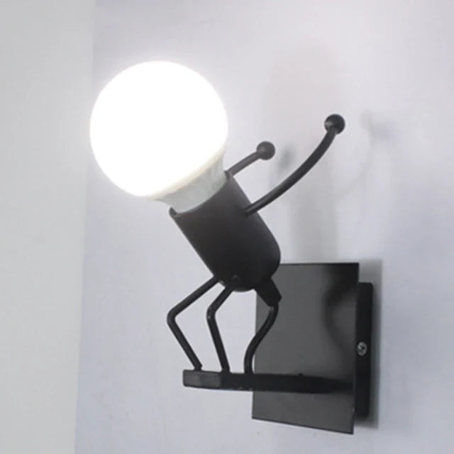 IronBuddy - kreatywna lampa ścienna z robotem