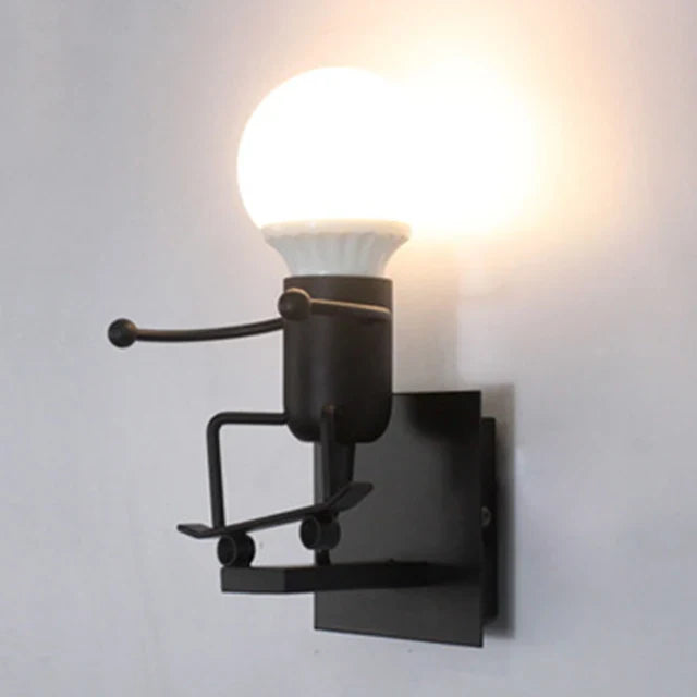 IronBuddy - kreatywna lampa ścienna z robotem