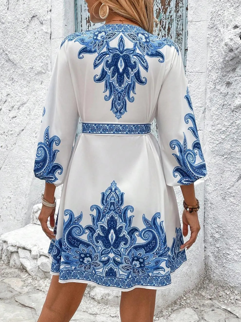 LB | Sukienka mini z rękawem 3/4 i dekoltem w serek Paisley
