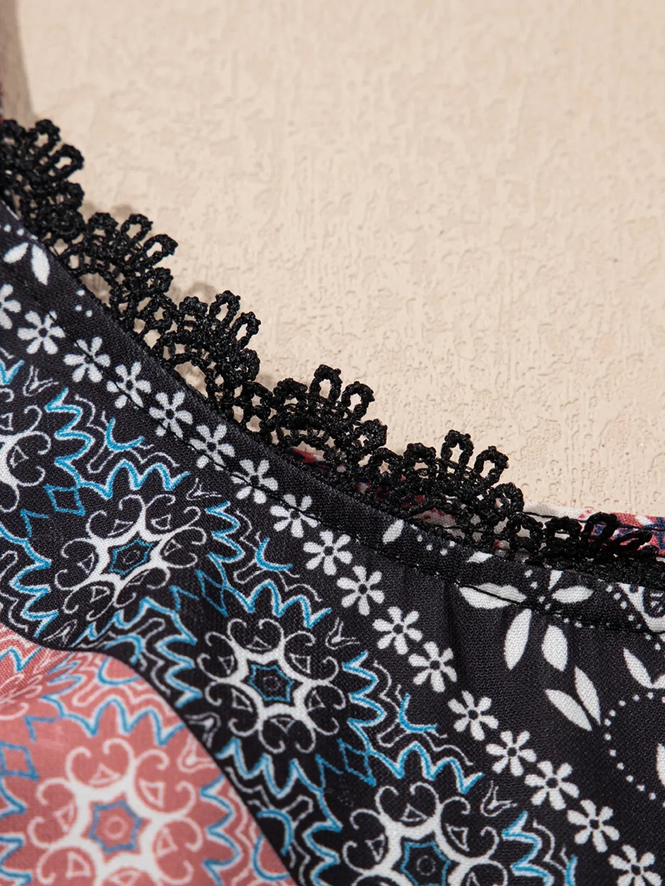 LB | Geometryczna sukienka mini we wzór paisley