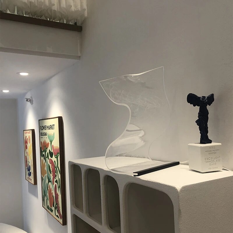 Elegancka akrylowa lampa stołowa LED