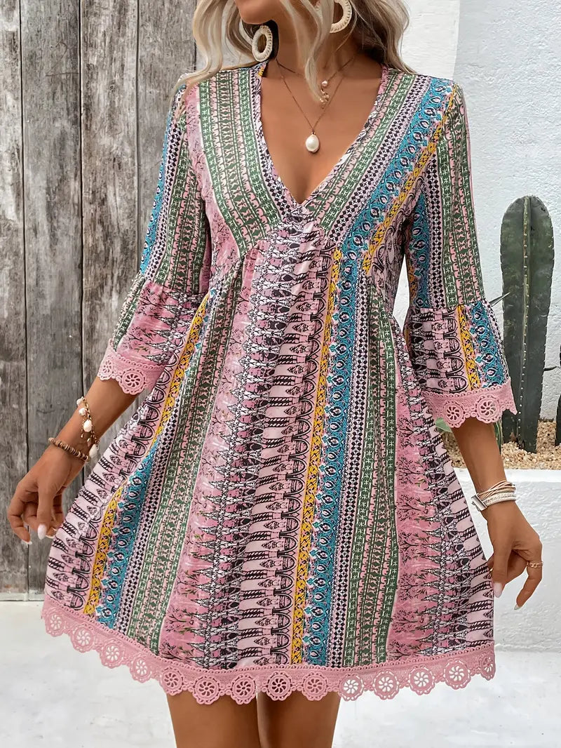 LB | Stylowa mini sukienka z dekoltem w szpic i nadrukiem boho