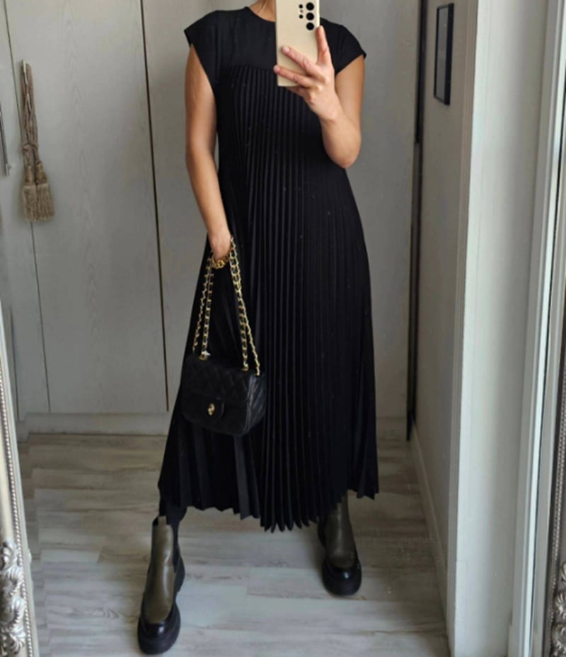 LB | Casualowa sukienka midi z plisowanym wzorem, idealna do nowoczesnych i swobodnych stylizacji.