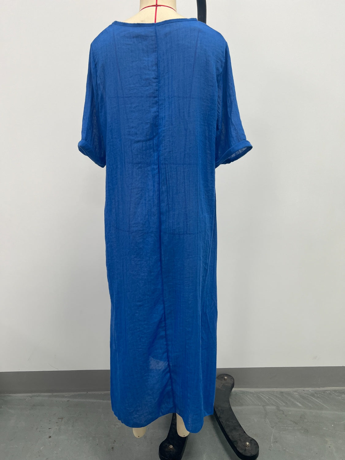LB | Full Size V-Neck Sukienka midi z krótkim rękawem Plus Size
