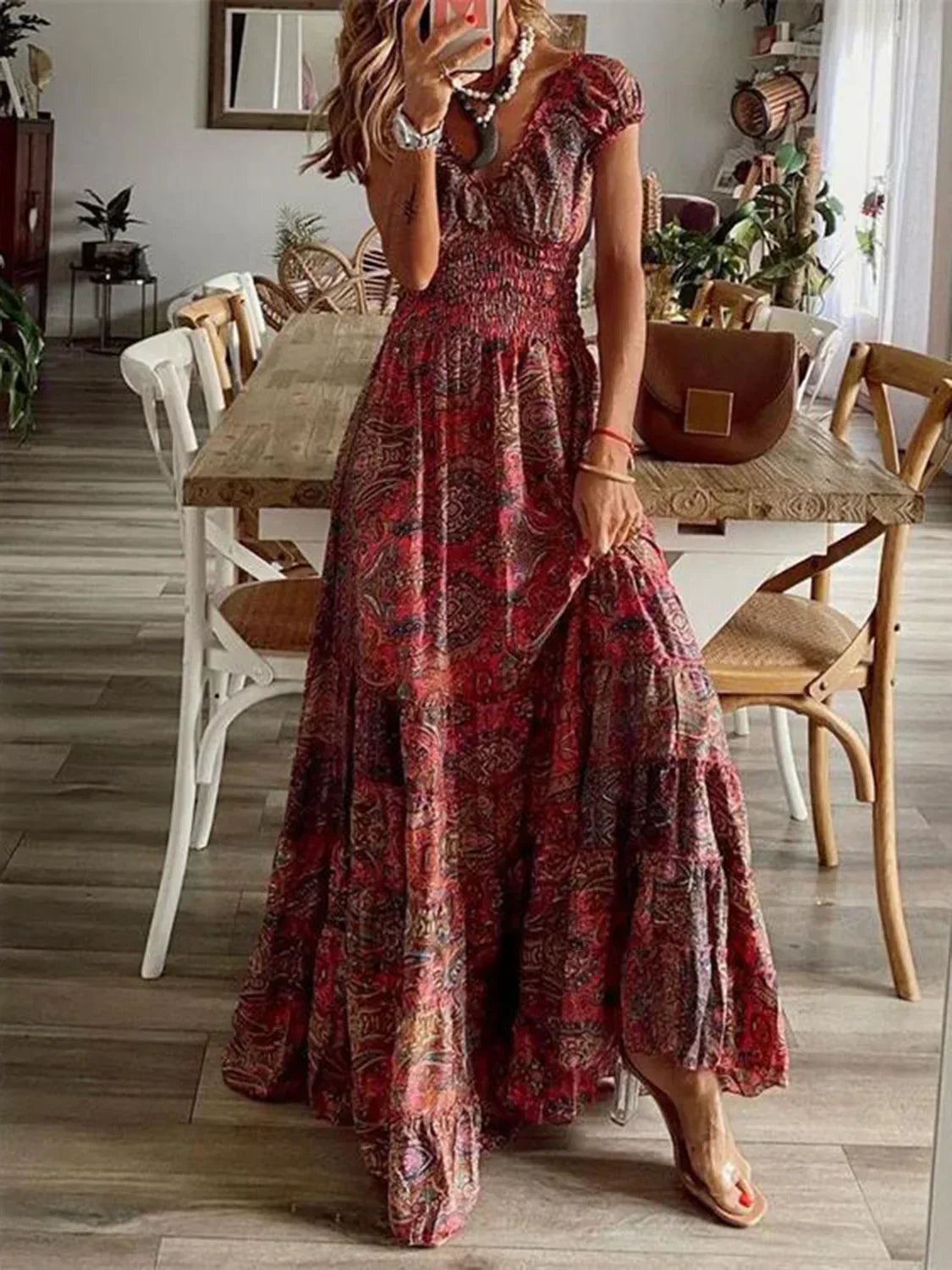 AS | Duża sukienka z dekoltem w szpic i krótkimi rękawami