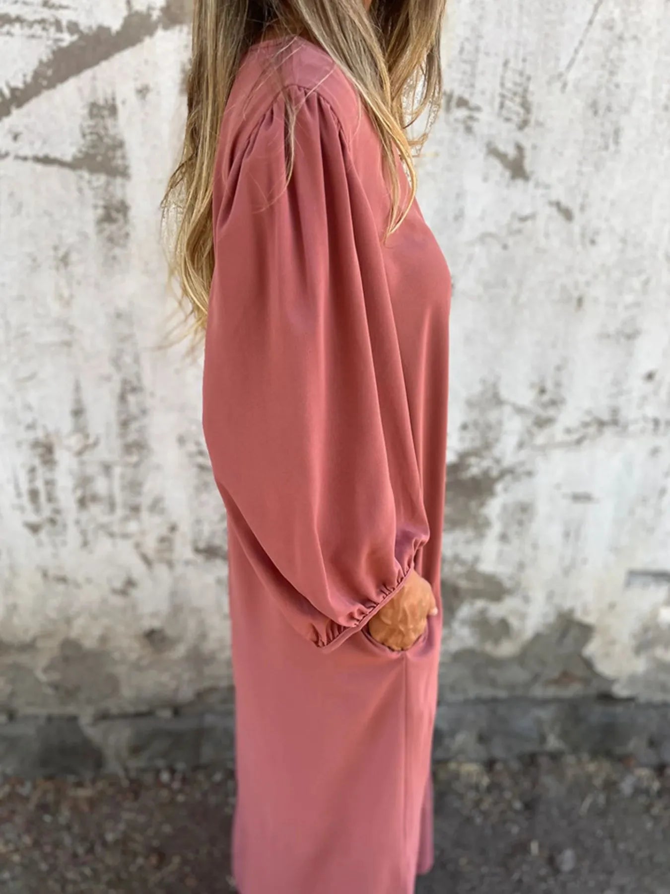 LB | Full Size Sukienka midi z rozcięciem pod szyją i balonowym rękawem Plus Size