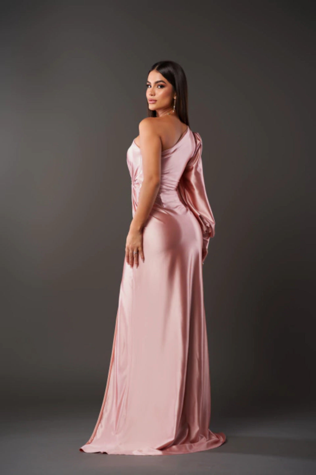 LB | Elegancka sukienka z finezją