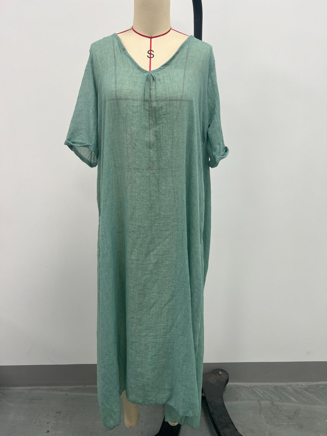 LB | Full Size V-Neck Sukienka midi z krótkim rękawem Plus Size
