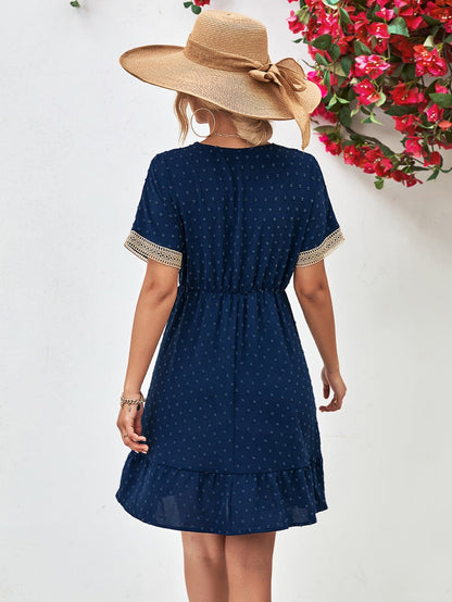 LB | Kontrastowa sukienka mini z krótkim rękawem V-neck