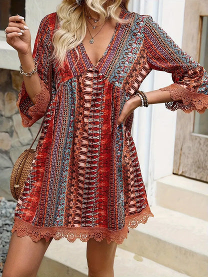 LB | Stylowa mini sukienka z dekoltem w szpic i nadrukiem boho