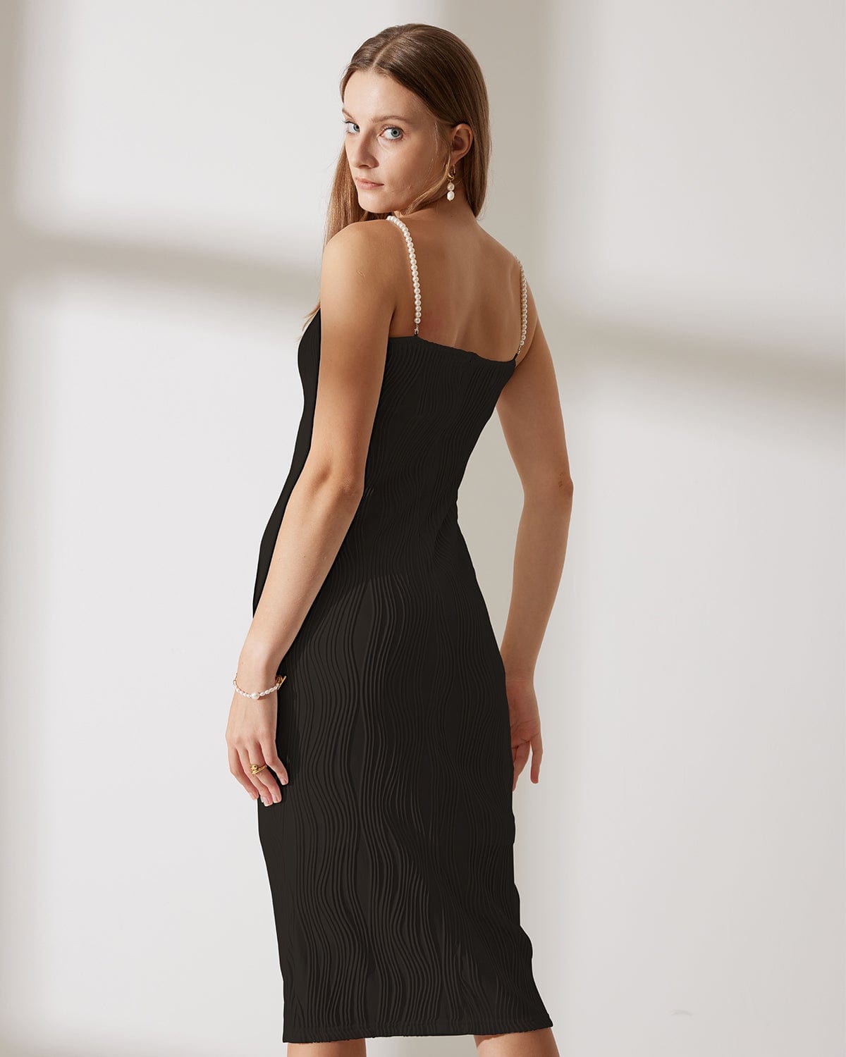 LB | Elegancka sukienka midi na wąskich ramiączkach w nowoczesnym stylu