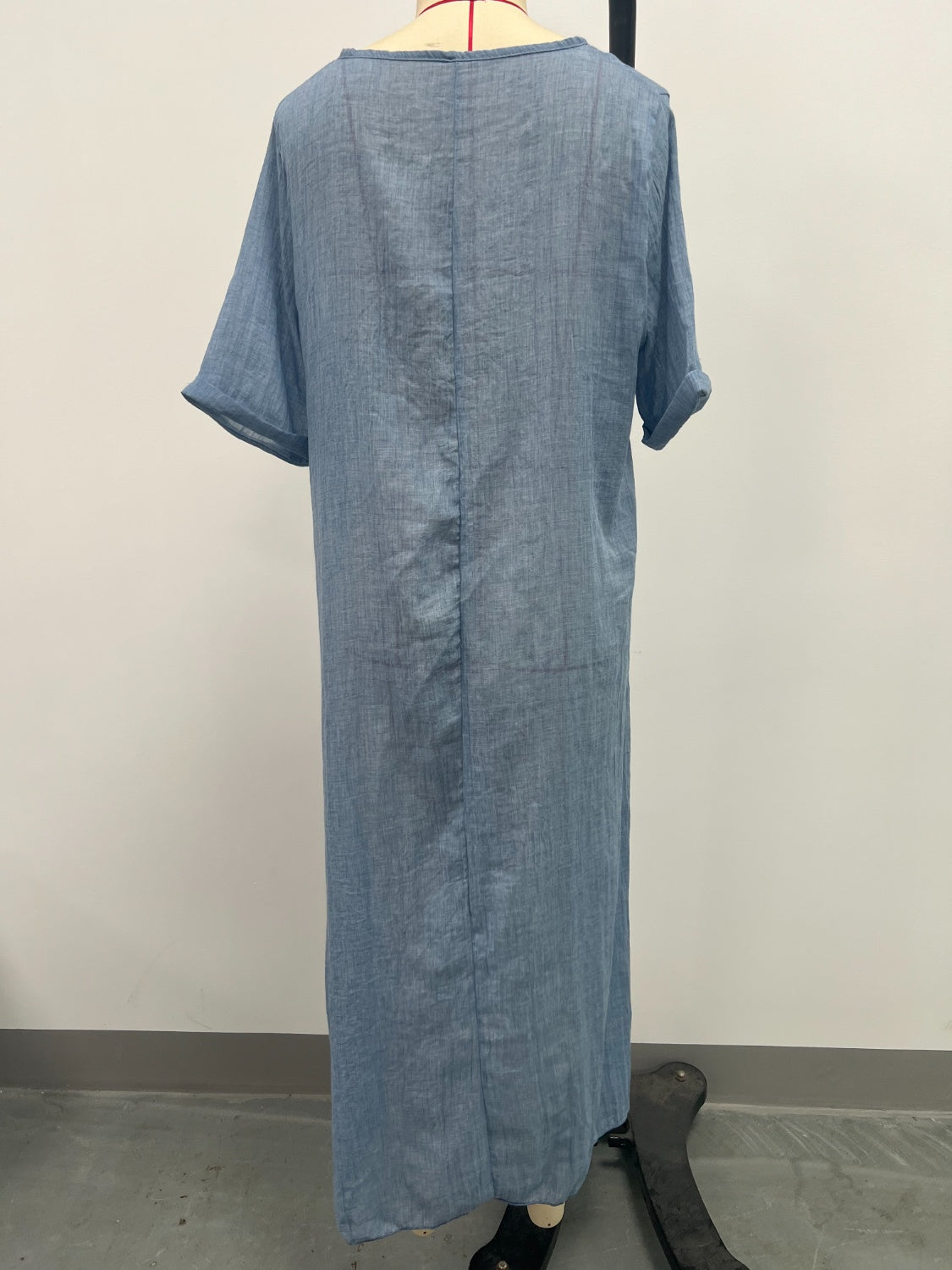 LB | Full Size V-Neck Sukienka midi z krótkim rękawem Plus Size