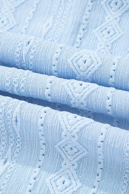 LB | Rozkloszowana mini sukienka z krótkim rękawem i wyciętym dekoltem o żakardowej fakturze