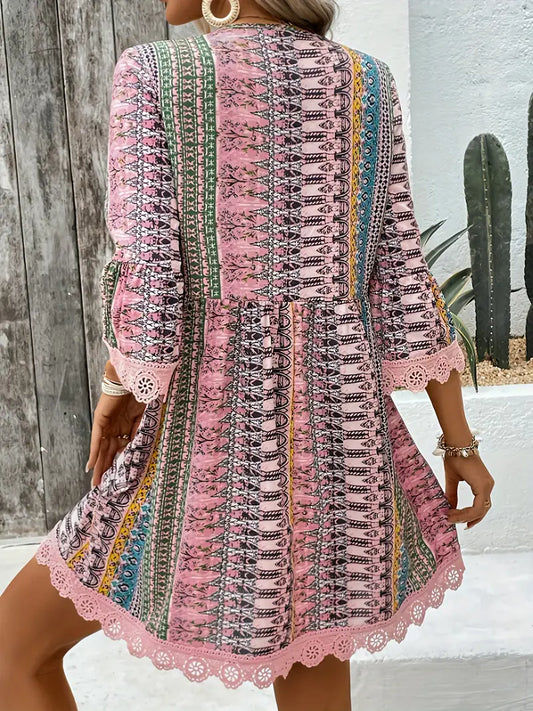 LB | Stylowa mini sukienka z dekoltem w szpic i nadrukiem boho