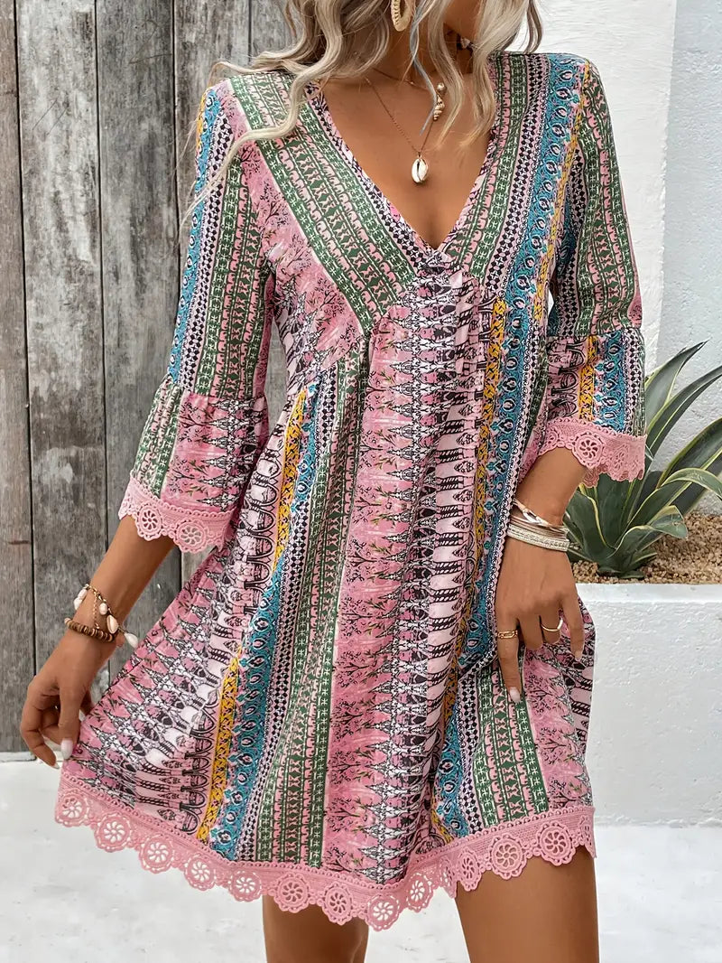 LB | Stylowa mini sukienka z dekoltem w szpic i nadrukiem boho