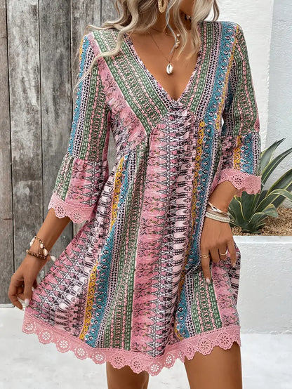 LB | Stylowa mini sukienka z dekoltem w szpic i nadrukiem boho
