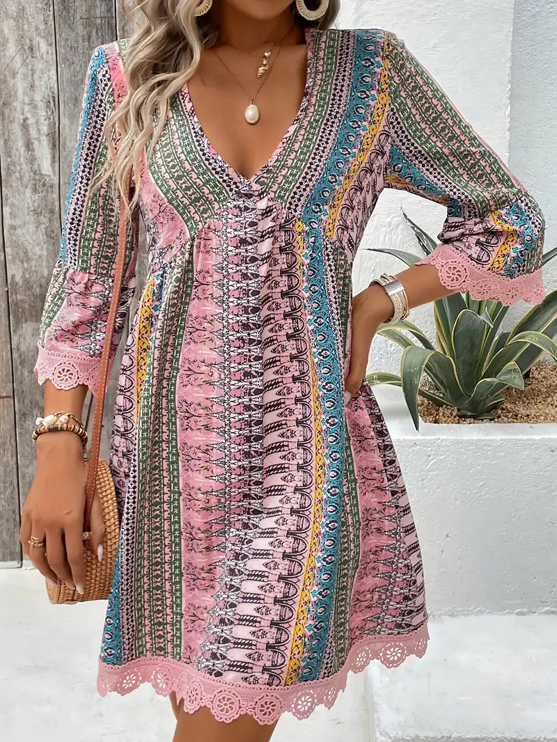 LB | Stylowa mini sukienka z dekoltem w szpic i nadrukiem boho