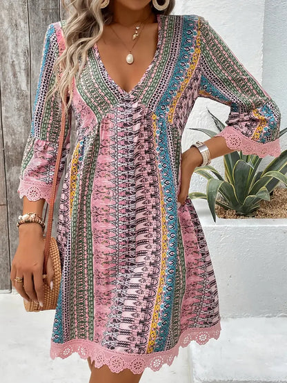 LB | Stylowa mini sukienka z dekoltem w szpic i nadrukiem boho