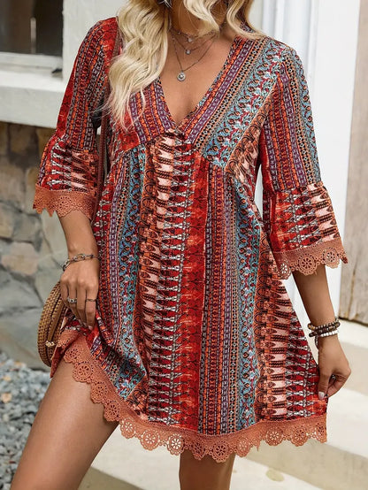 LB | Stylowa mini sukienka z dekoltem w szpic i nadrukiem boho
