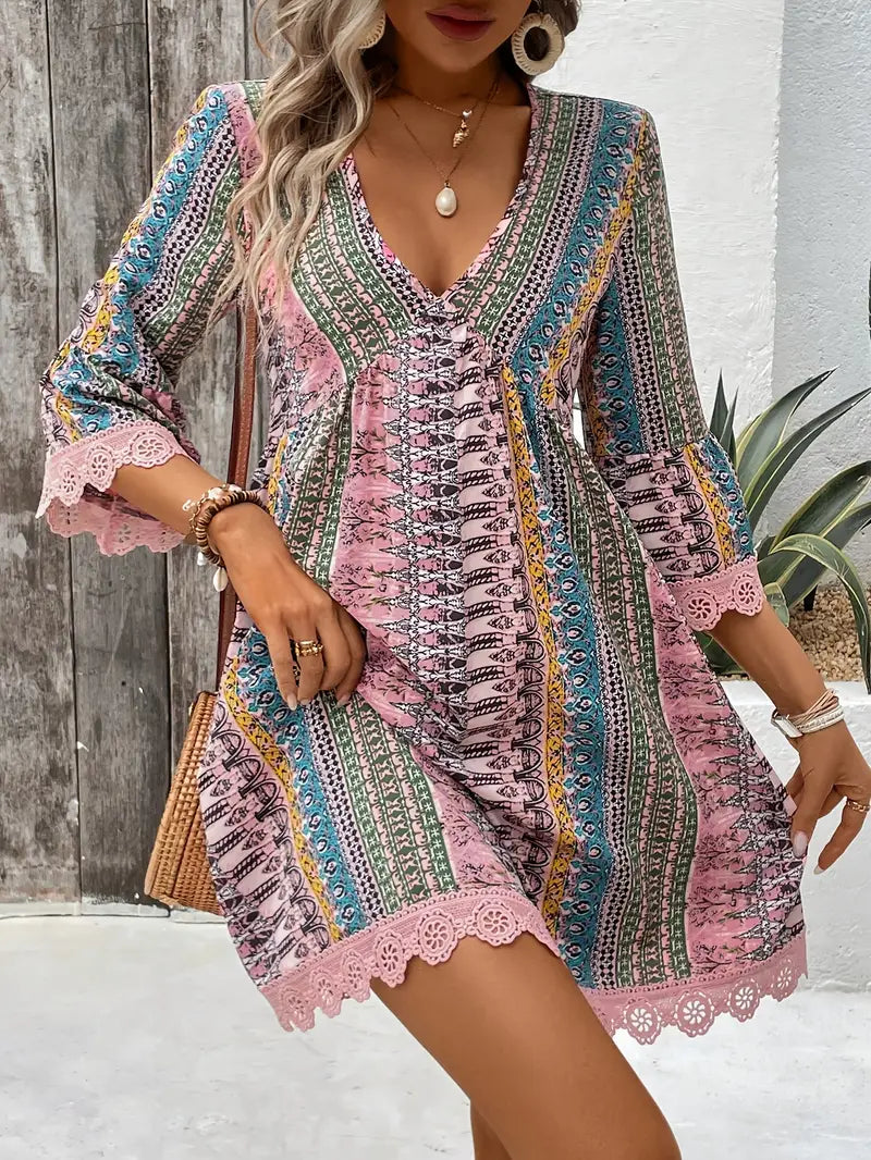 LB | Stylowa mini sukienka z dekoltem w szpic i nadrukiem boho