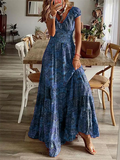 AS | Duża sukienka z dekoltem w szpic i krótkimi rękawami