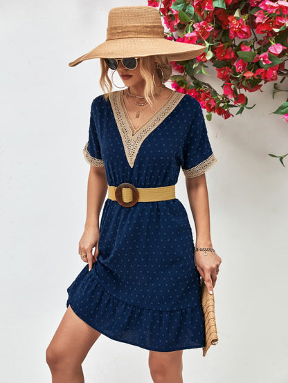 LB | Kontrastowa sukienka mini z krótkim rękawem V-neck