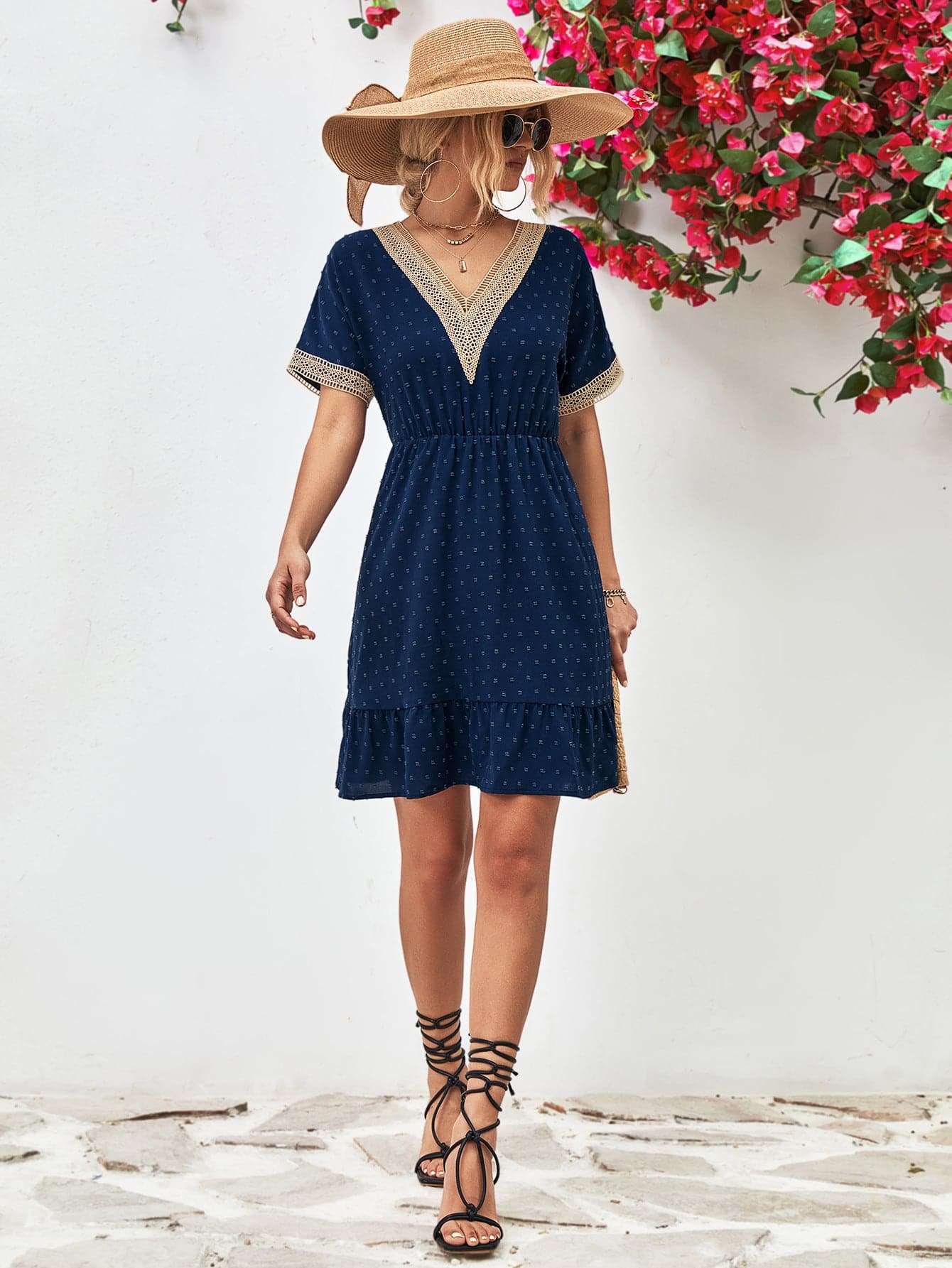 LB | Kontrastowa sukienka mini z krótkim rękawem V-neck
