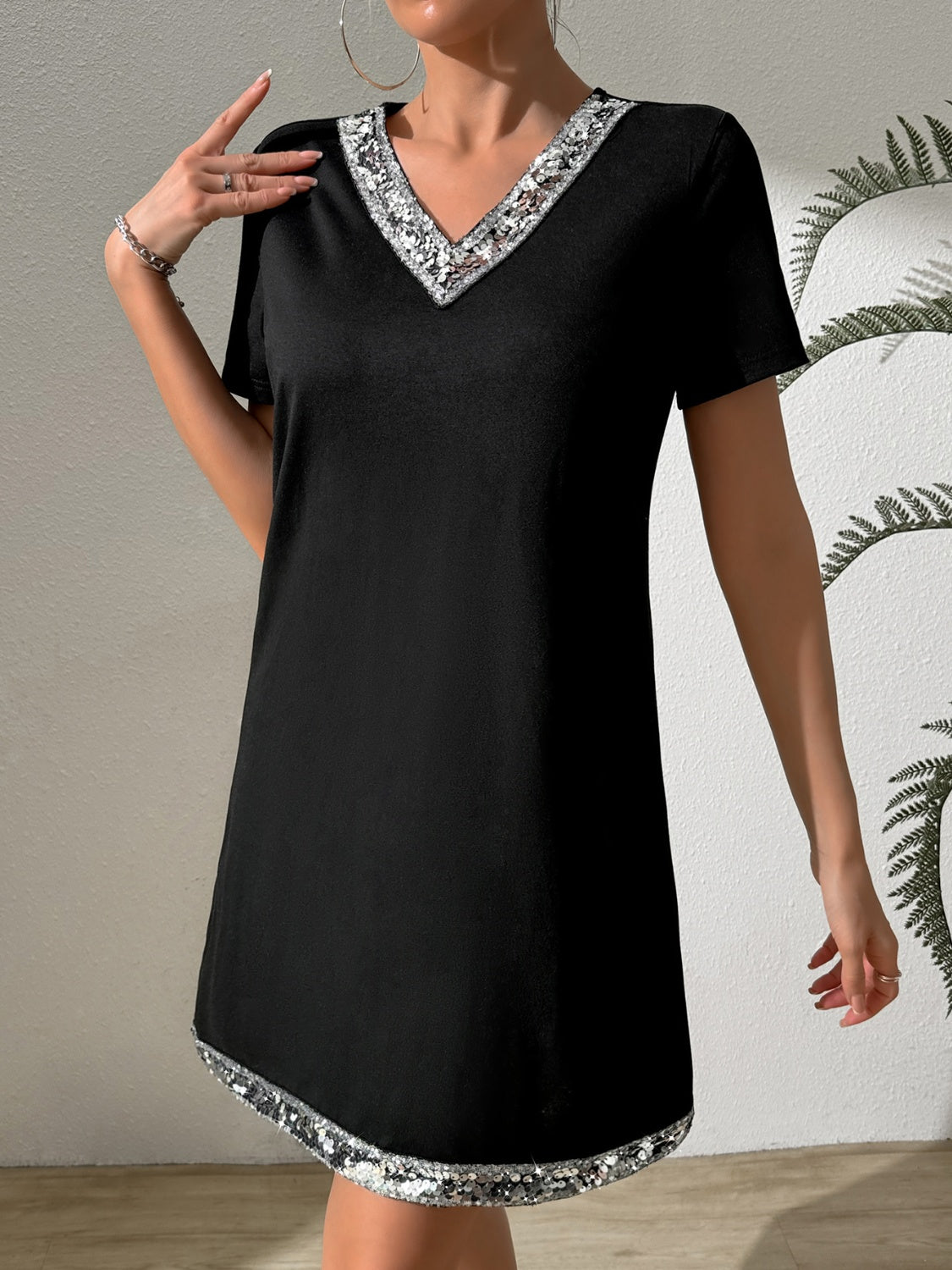LB | Cekinowa sukienka mini z krótkim rękawem V-neck