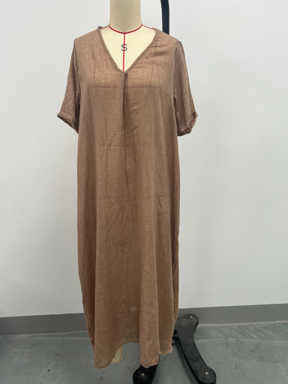 LB | Full Size V-Neck Sukienka midi z krótkim rękawem Plus Size