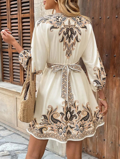 LB | Sukienka mini z rękawem 3/4 i dekoltem w serek Paisley