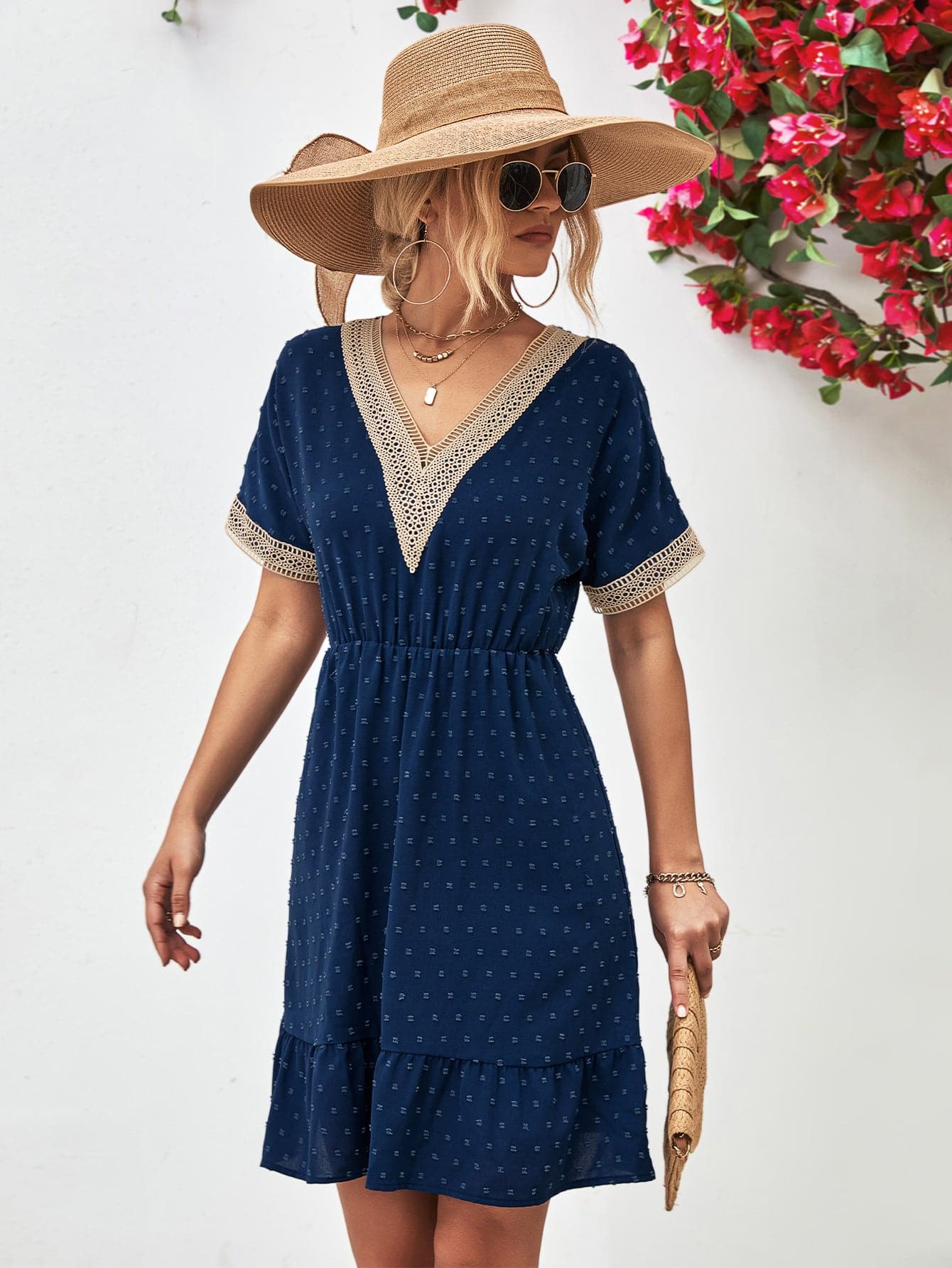 LB | Kontrastowa sukienka mini z krótkim rękawem V-neck