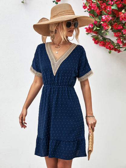LB | Kontrastowa sukienka mini z krótkim rękawem V-neck